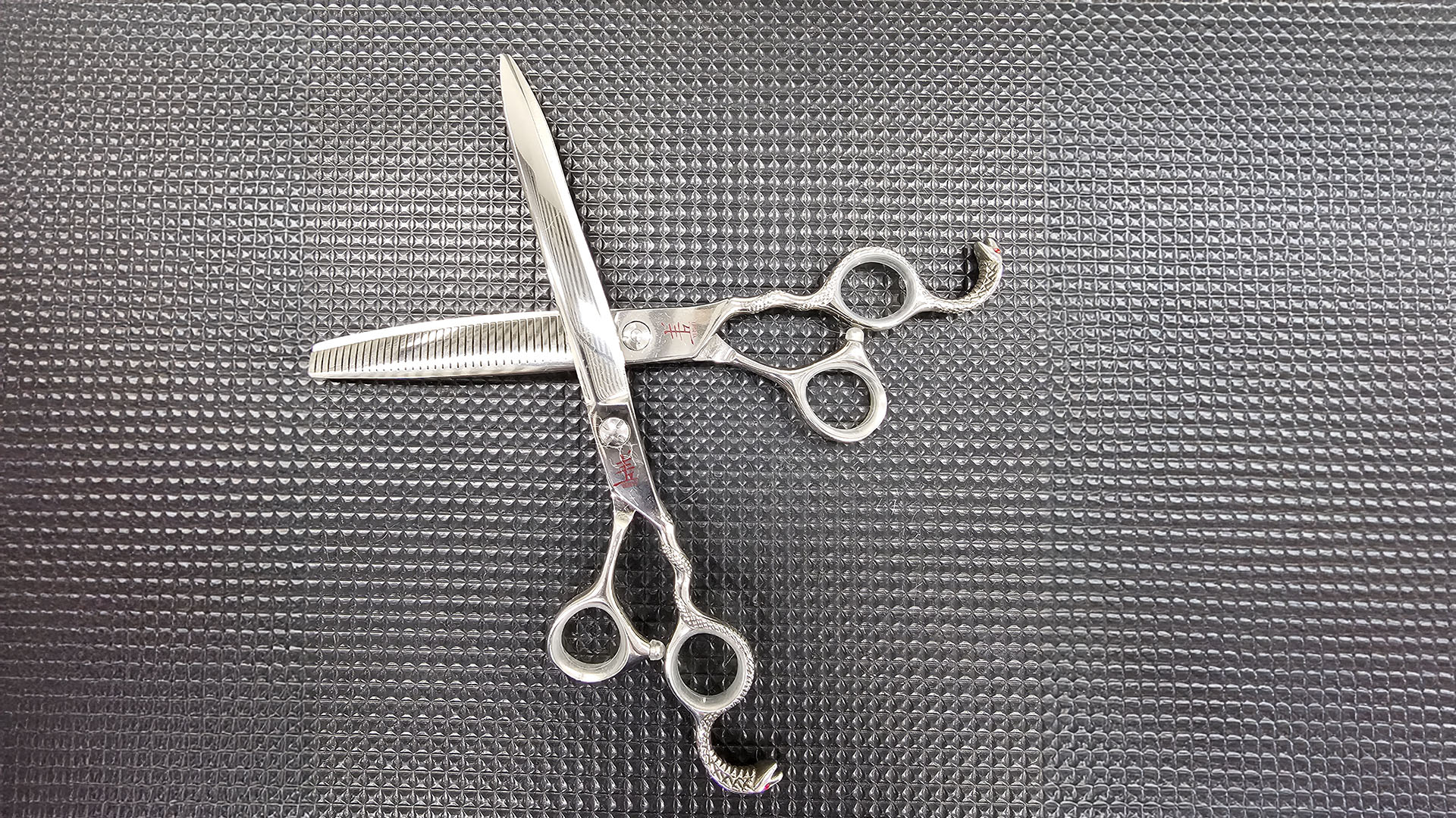 Ammattitason trimmaussakset, jotka kertovat koiran trimmauksen välinekustannuksista.